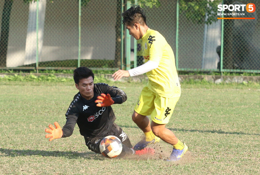 Bùi Tiến Dũng có màn trình diễn xuất thần trong buổi tập của CLB Hà Nội - Ảnh 4. Bùi Tiến Dũng có màn trình diễn xuất thần trong buổi tập của CLB Hà Nội - Ảnh 4.