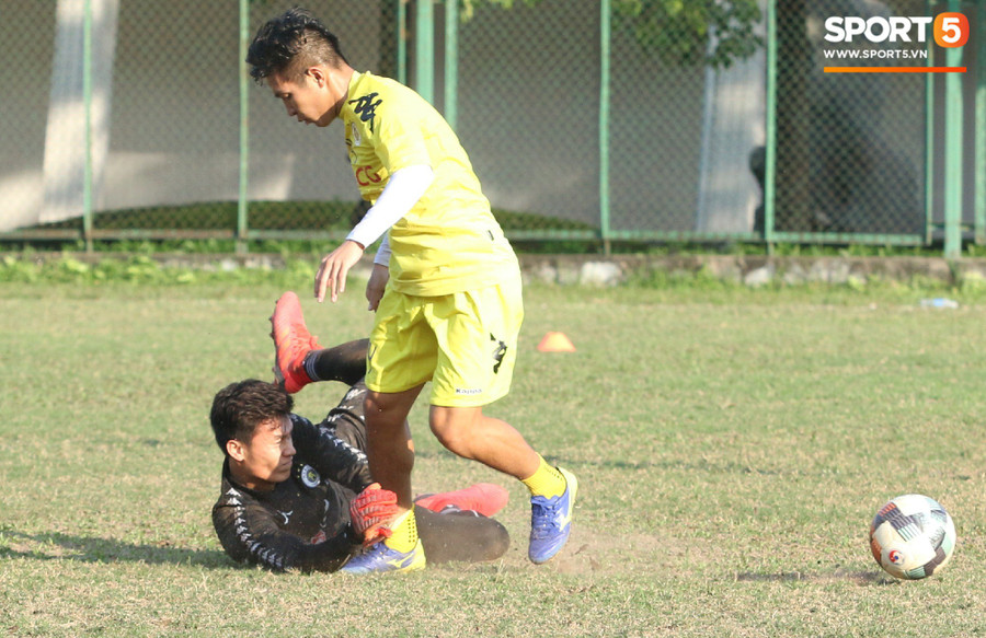 Bùi Tiến Dũng có màn trình diễn xuất thần trong buổi tập của CLB Hà Nội - Ảnh 5. Bùi Tiến Dũng có màn trình diễn xuất thần trong buổi tập của CLB Hà Nội - Ảnh 5.