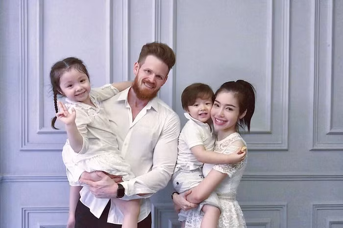 Ông xã Elly Trần khoe ảnh chụp cùng vợ con trên trang cá nhân. 