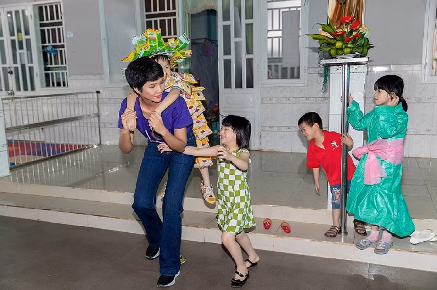 H’Hen Niê đang có chuyến công tác thiện nguyện ở Lâm Đồng. Cô đến thăm mái ấm Tín Thác. 