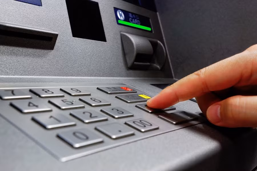 Xử phạt nếu để máy ATM thiếu tiền trong dịp Tết