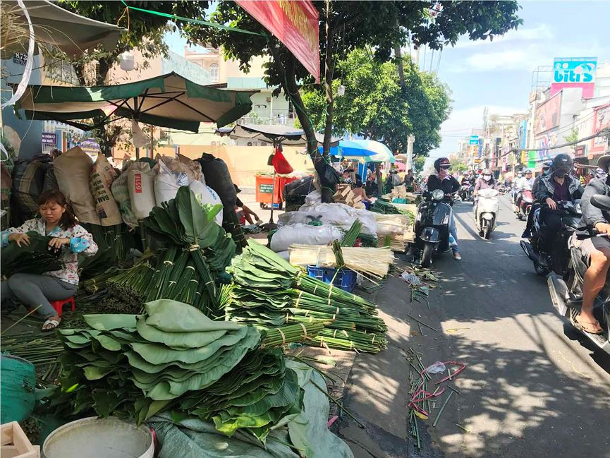 Chợ lá dong "độc nhất" Sài Gòn nhộn nhịp ngày giáp Tết ảnh 1 Chợ lá dong