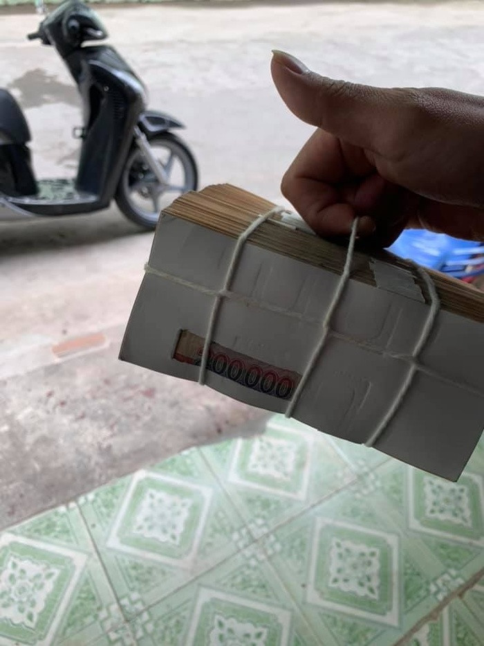 Tết cận kề, dân mạng đua nhau khoe tiền thưởng "khủng" trên Facebook ảnh 2 Tết cận kề, dân mạng đua nhau khoe tiền thưởng "khủng" trên Facebook ảnh 2