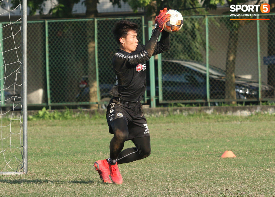 Bùi Tiến Dũng có màn trình diễn xuất thần trong buổi tập của CLB Hà Nội - Ảnh 7. Bùi Tiến Dũng có màn trình diễn xuất thần trong buổi tập của CLB Hà Nội - Ảnh 7.