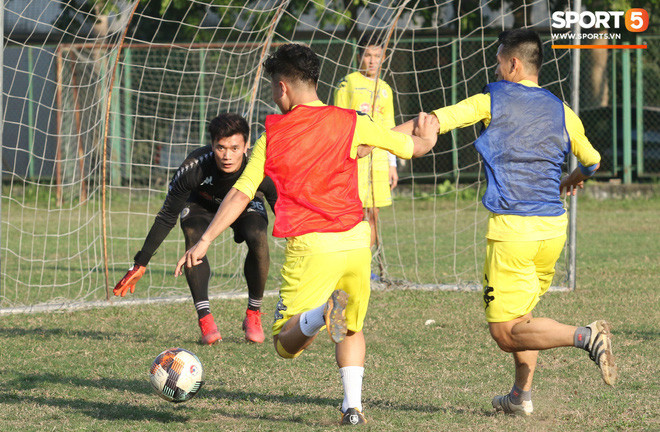 Bùi Tiến Dũng có màn trình diễn xuất thần trong buổi tập của CLB Hà Nội - Ảnh 3. Bùi Tiến Dũng có màn trình diễn xuất thần trong buổi tập của CLB Hà Nội - Ảnh 3.