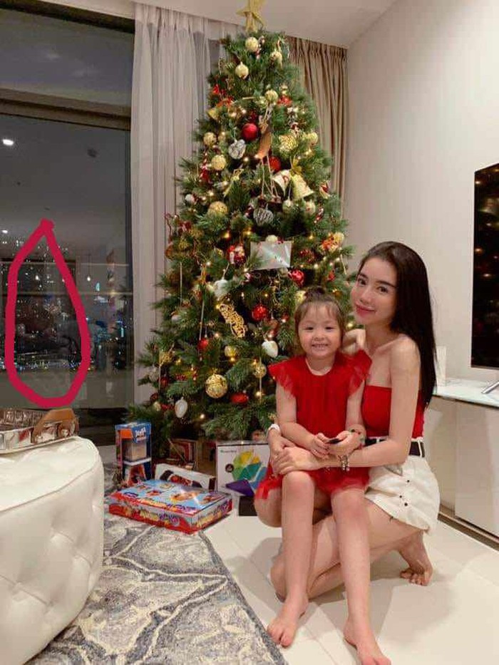 Dân tình phát sốt ảnh con trai Elly Trần lớn phổng phao ảnh 5 Ông xã bí mật thấp thoáng qua tấm gương phản chiếu khi chụp ảnh cho hai mẹ con.