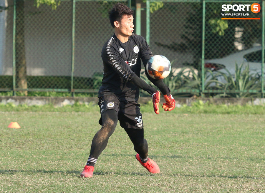 Bùi Tiến Dũng có màn trình diễn xuất thần trong buổi tập của CLB Hà Nội - Ảnh 6. Bùi Tiến Dũng có màn trình diễn xuất thần trong buổi tập của CLB Hà Nội - Ảnh 6.