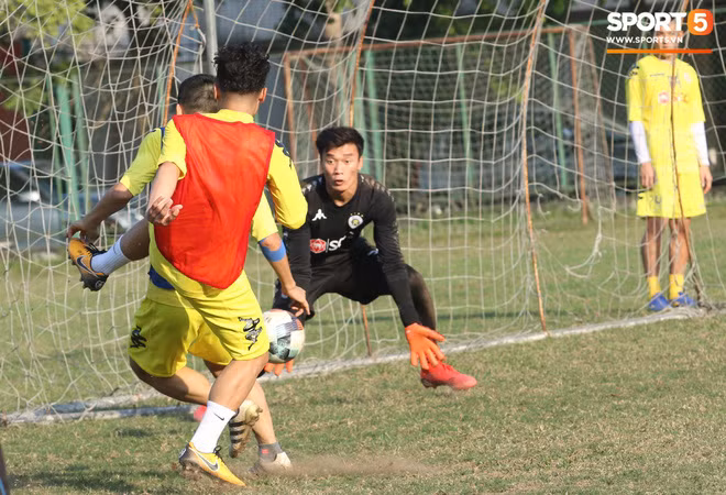 Bùi Tiến Dũng có màn trình diễn xuất thần trong buổi tập của CLB Hà Nội - Ảnh 3. Bùi Tiến Dũng có màn trình diễn xuất thần trong buổi tập của CLB Hà Nội - Ảnh 3.