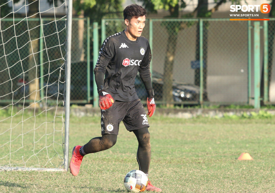 Bùi Tiến Dũng có màn trình diễn xuất thần trong buổi tập của CLB Hà Nội - Ảnh 8. Bùi Tiến Dũng có màn trình diễn xuất thần trong buổi tập của CLB Hà Nội - Ảnh 8.