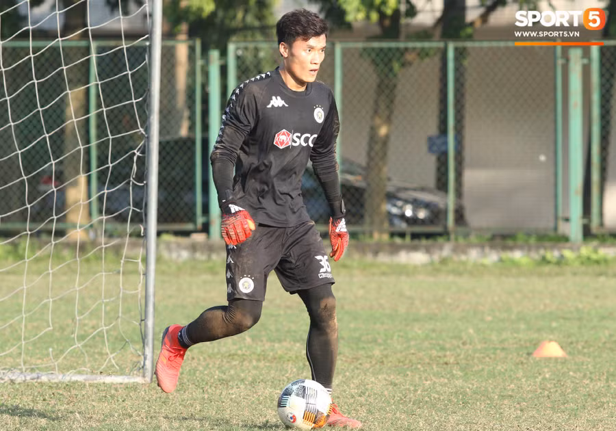 Bùi Tiến Dũng có màn trình diễn xuất thần trong buổi tập của CLB Hà Nội - Ảnh 8. Bùi Tiến Dũng có màn trình diễn xuất thần trong buổi tập của CLB Hà Nội - Ảnh 8.