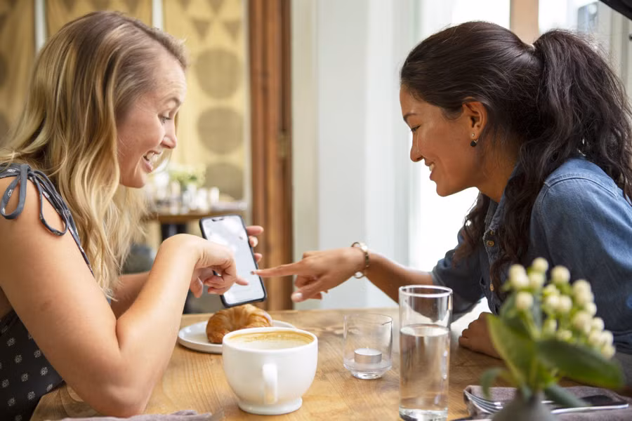 Sự mất tập trung ở những người sử dụng điện thoại cũng có nghĩa là mức độ buồn chán cao hơn và tâm trạng tổng thể tồi tệ hơn. (Ảnh: ITN).