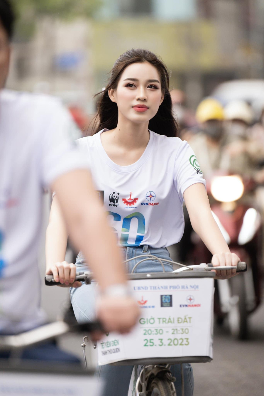 Từ khi đăng quang đến nay, Hoa hậu Đỗ Hà luôn được ghi dấu trong lòng người hâm mộ sắc đẹp nhờ thái độ tích cực khi tham gia các hoạt động xã hội, cộng đồng.