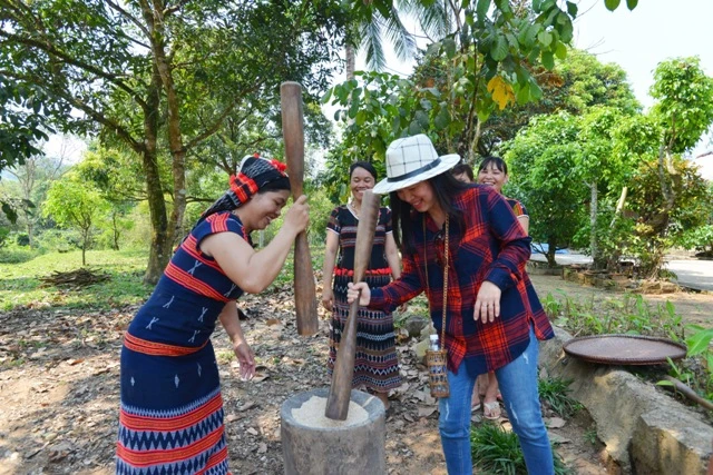 Người Cơ Tu làm du lịch