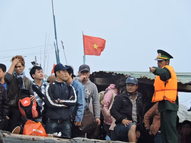 Lực lượng biên phòng đang tiến hành kiểm soát hành khách ra đảo Lý Sơn