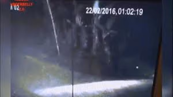 Giật mình khi gặp thứ giống ma giữa đường?