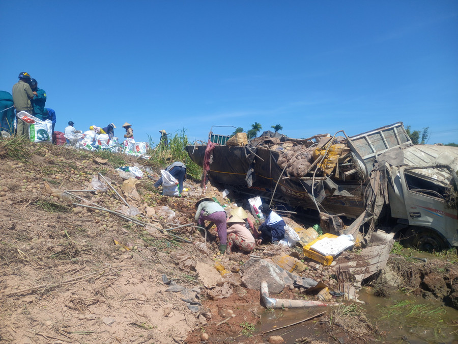 Chiếc xe tải bị biến dạng sau tai nạn. Chiếc xe tải bị biến dạng sau tai nạn.