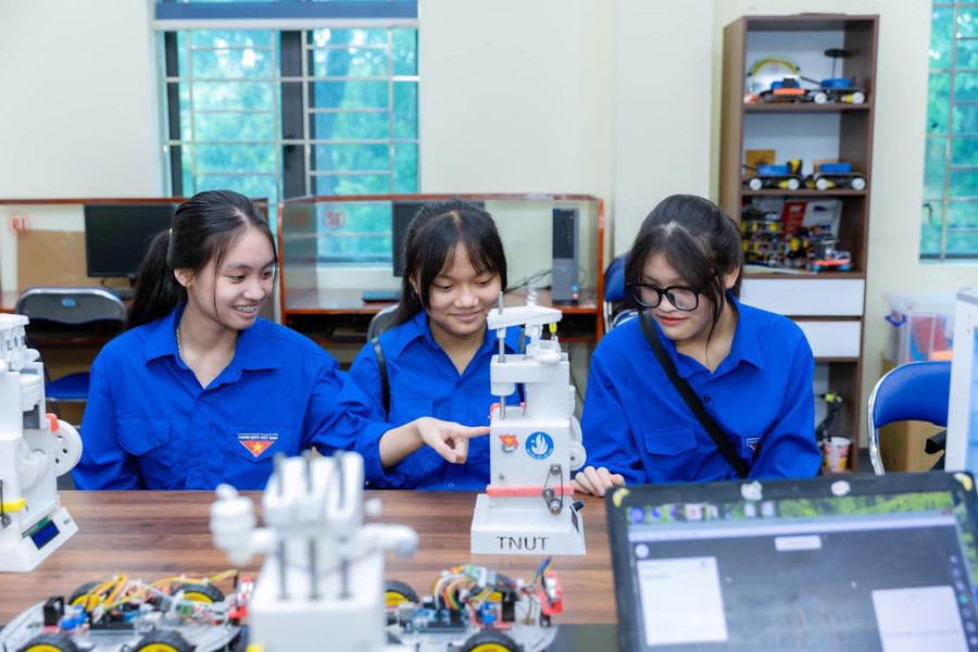 Khi tham gia nghiên cứu khoa học sinh viên sẽ tích góp cho bản thân nhiều lợi ích và bài học quý báu. Khi tham gia nghiên cứu khoa học sinh viên sẽ tích góp cho bản thân nhiều lợi ích và bài học quý báu.