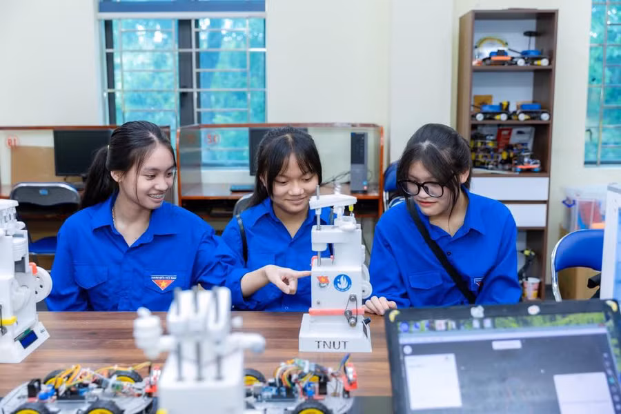 Khi tham gia nghiên cứu khoa học sinh viên sẽ tích góp cho bản thân nhiều lợi ích và bài học quý báu.