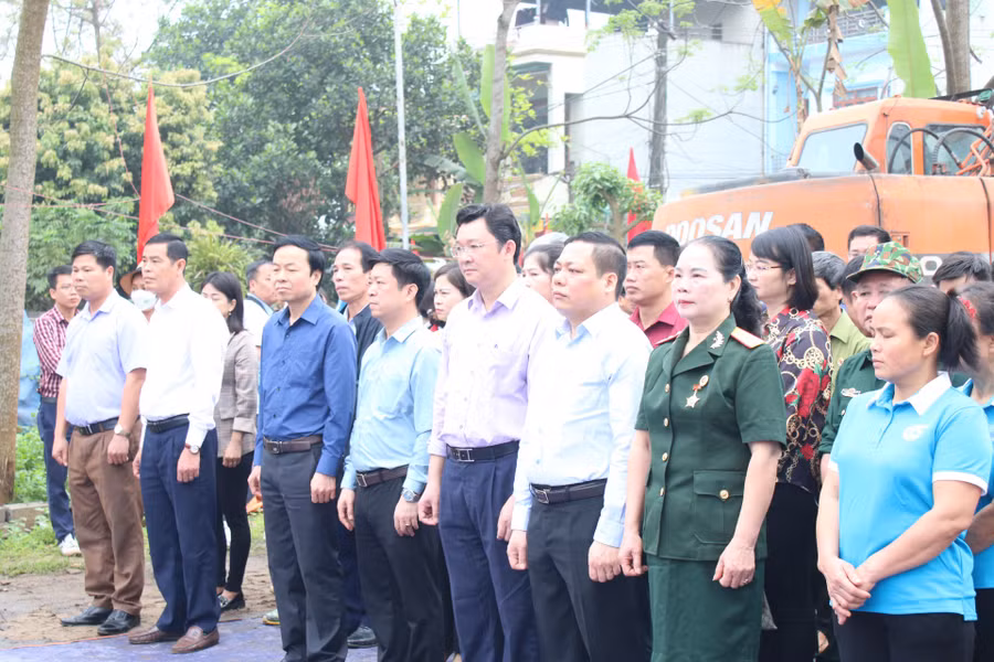 Các đại biểu và người dân tham dự Lễ phát động.