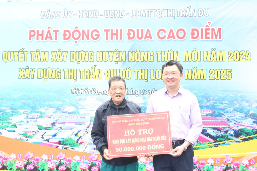 Ông Nguyễn Quốc Hữu, Bí thư Huyện ủy Phú Lương trao biển hỗ trợ nguồn lực cho gia đình ông Lục Viết Nháu, hộ nghèo tại tổ dân phố Tràng Học kinh phí xây dựng nhà đại đoàn kết trị giá 50 triệu đồng.