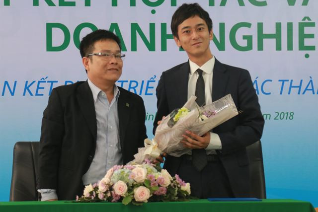 Một doanh nghiệp vui mừng với hợp tác vừa ký kết cùng Trường ĐH văn Hiến