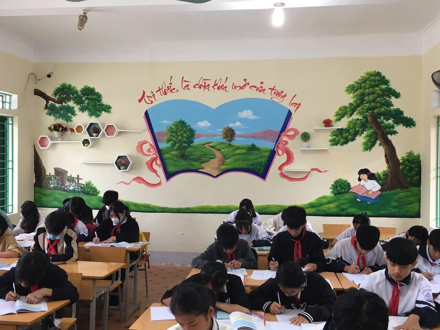Học sinh sáng tạo trang trí lớp học sạch, đẹp.