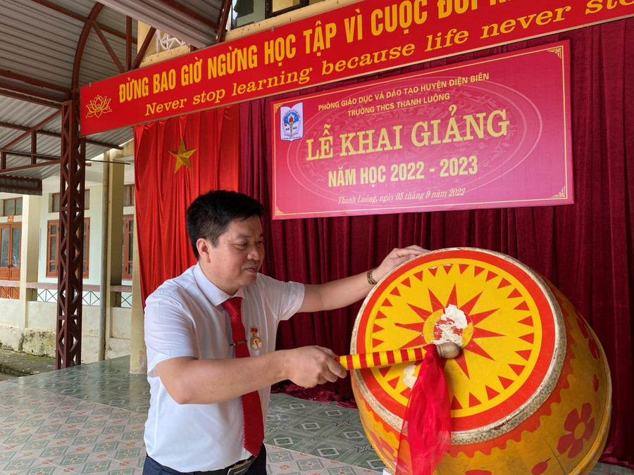 Thầy Nguyễn Đức Hồng - Bí thư Chi bộ, Hiệu trưởng trường THCS xã Thanh Luông, huyện Điện Biên đánh trống khai trường. Thầy Nguyễn Đức Hồng - Bí thư Chi bộ, Hiệu trưởng trường THCS xã Thanh Luông, huyện Điện Biên đánh trống khai trường.