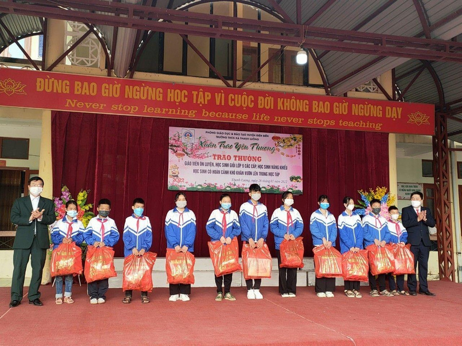 Thầy Hiệu trưởng Nguyễn Đức Hồng trao quà cho HS trong dịp “Xuân trao yêu thương”. Thầy Hiệu trưởng Nguyễn Đức Hồng trao quà cho HS trong dịp “Xuân trao yêu thương”.