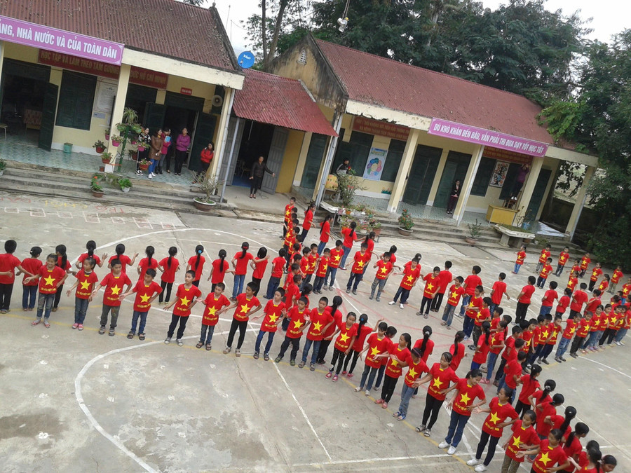 Năm 2006 Trường Tiểu học số 2 xã Sam Mứn đạt chuẩn Quốc gia mức độ 1.