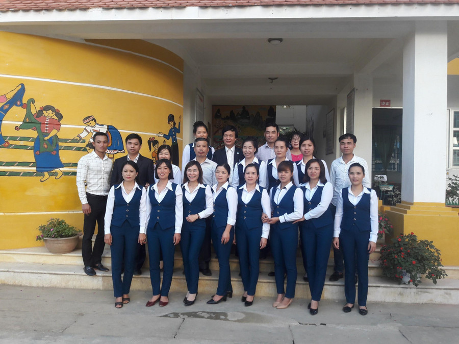 Cán bộ, giáo viên nhà trường chụp ảnh lưu niệm cùng đoàn công tác của Sở GD&amp;ĐT tỉnh Điện Biên.