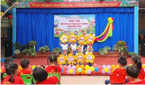 Các bé tranh tài tại Hội thi &quot;Bé với an toàn giao thông&quot;.