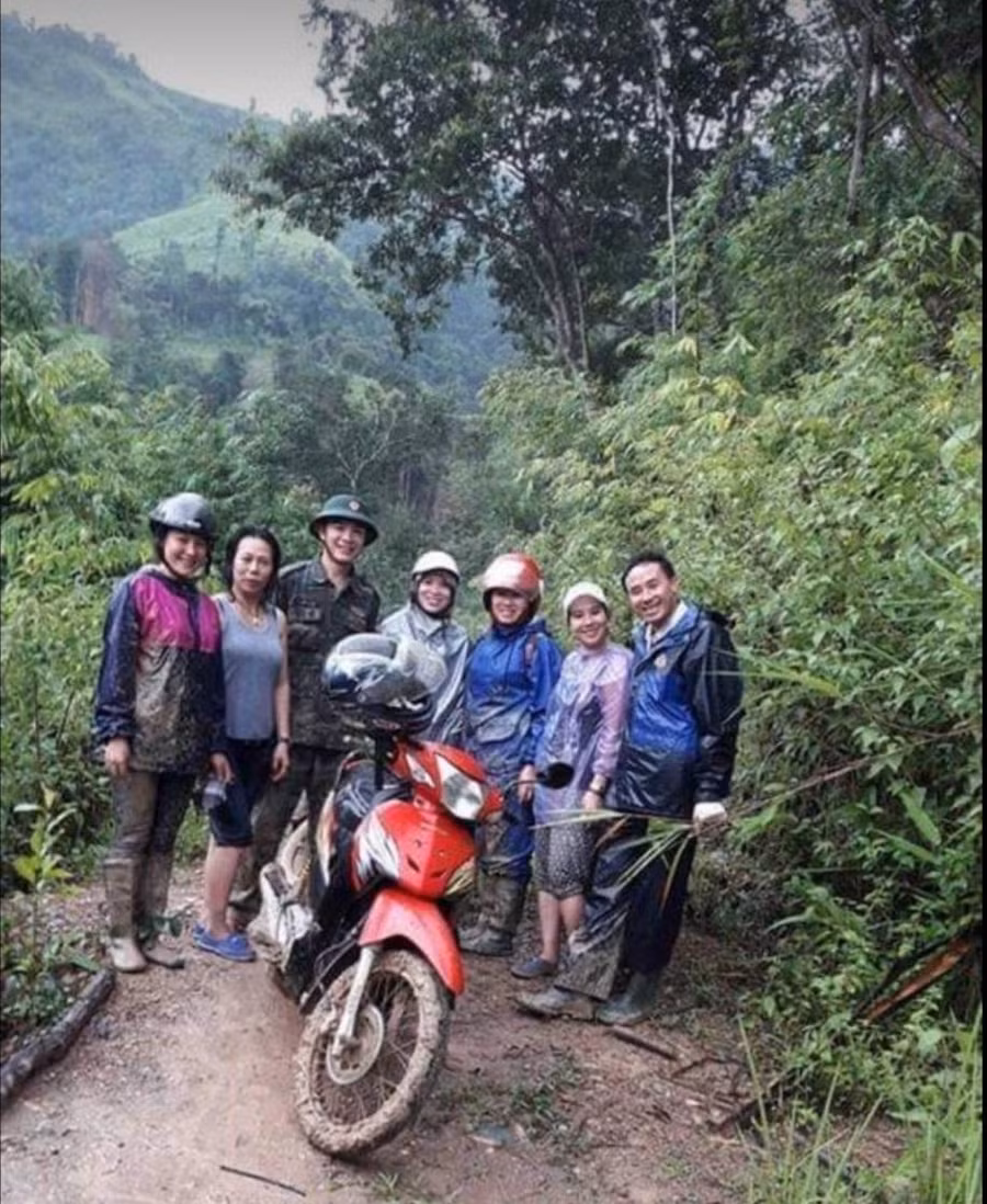 Lãnh đạo Phòng GD&amp;ĐT huyện cùng đoàn thiện nguyện "Con cá cho con" lên khánh thành và bàn giao điểm trường Pha Thanh.