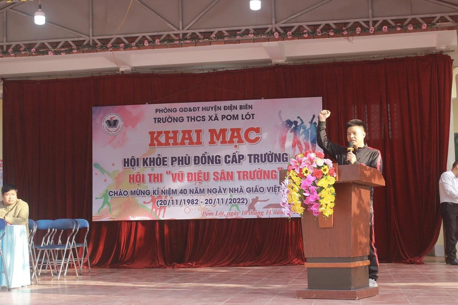 Thầy Đoàn Cao Quyền đại diện cho tổ trọng tài lên tuyên thệ.