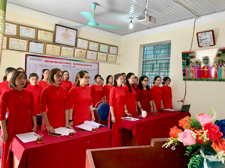 Đến nay 100% cán bộ, giáo viên nhà trường có trình độ đạt chuẩn và trên chuẩn. Đến nay 100% cán bộ, giáo viên nhà trường có trình độ đạt chuẩn và trên chuẩn.