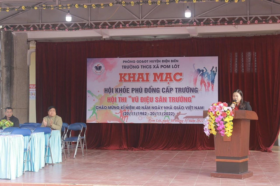 Cô giáo Trần Thị Bích Nga – Bí thư Chi bộ, Hiệu trưởng nhà trường đọc diễn văn khai mạc Hội khỏe phù đổng