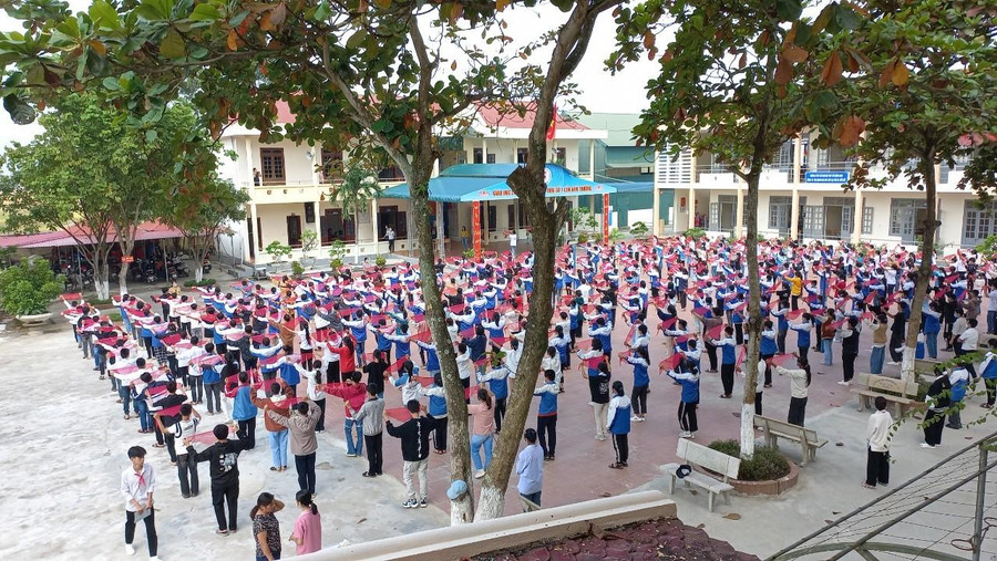 Thể dục giữa giờ của học sinh toàn trường. Thể dục giữa giờ của học sinh toàn trường.