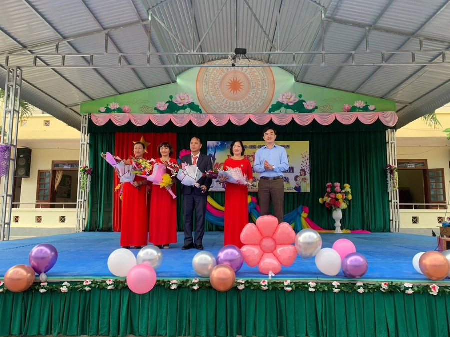Thầy Đặng Quang Huy (ngoài cùng bên phải) - Trưởng phòng GD&ĐT huyện Điện Biên tặng hoa chúc mừng các thầy cô nhân Kỷ niệm 40 năm Ngày Nhà giáo Việt Nam. Thầy Đặng Quang Huy (ngoài cùng bên phải) - Trưởng phòng GD&ĐT huyện Điện Biên tặng hoa chúc mừng các thầy cô nhân Kỷ niệm 40 năm Ngày Nhà giáo Việt Nam.