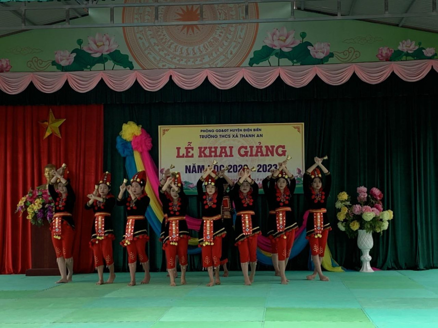 Học sinh nhà trường biểu diễn văn nghệ tại lễ khai giảng năm học. Học sinh nhà trường biểu diễn văn nghệ tại lễ khai giảng năm học.