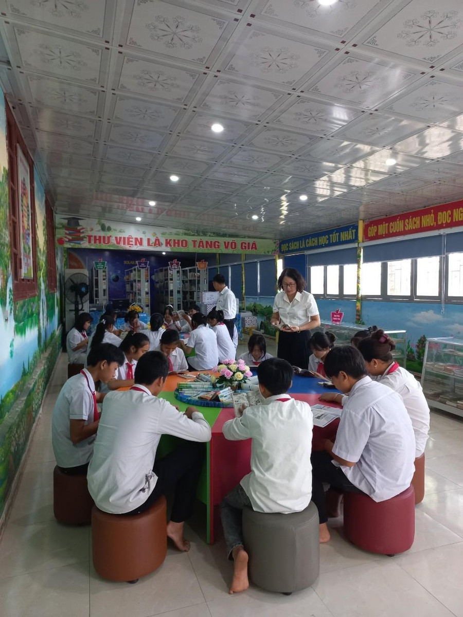Cô trò hưởng ứng phong trào đọc sách tại thư viện nhà trường. Cô trò hưởng ứng phong trào đọc sách tại thư viện nhà trường.