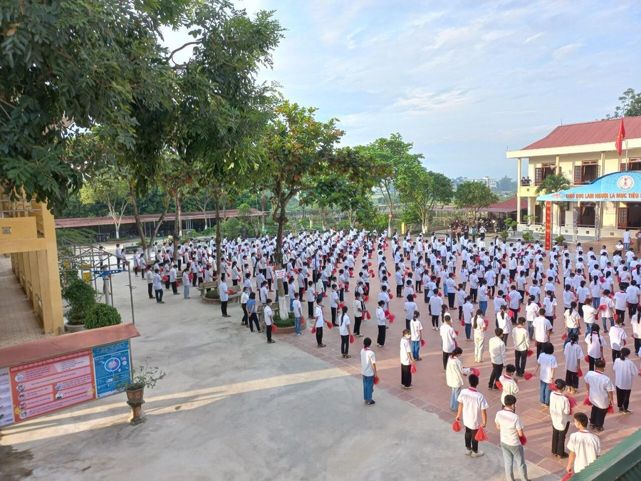 Một buổi thể dục giữa giờ của học sinh nhà trường. Một buổi thể dục giữa giờ của học sinh nhà trường.