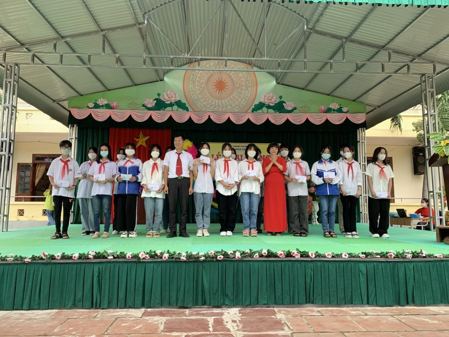 Cô Nguyễn Thị Đượm (áo đỏ) trao thưởng và chụp ảnh lưu niệm cùng những học sinh giành nhiều thành tích cao trong học tập. Cô Nguyễn Thị Đượm (áo đỏ) trao thưởng và chụp ảnh lưu niệm cùng những học sinh giành nhiều thành tích cao trong học tập.