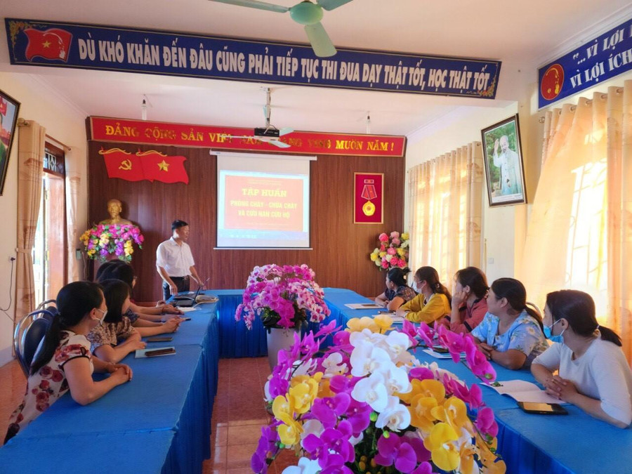 Giáo viên nhà trường tham gia tập huấn chuyên môn. Giáo viên nhà trường tham gia tập huấn chuyên môn.