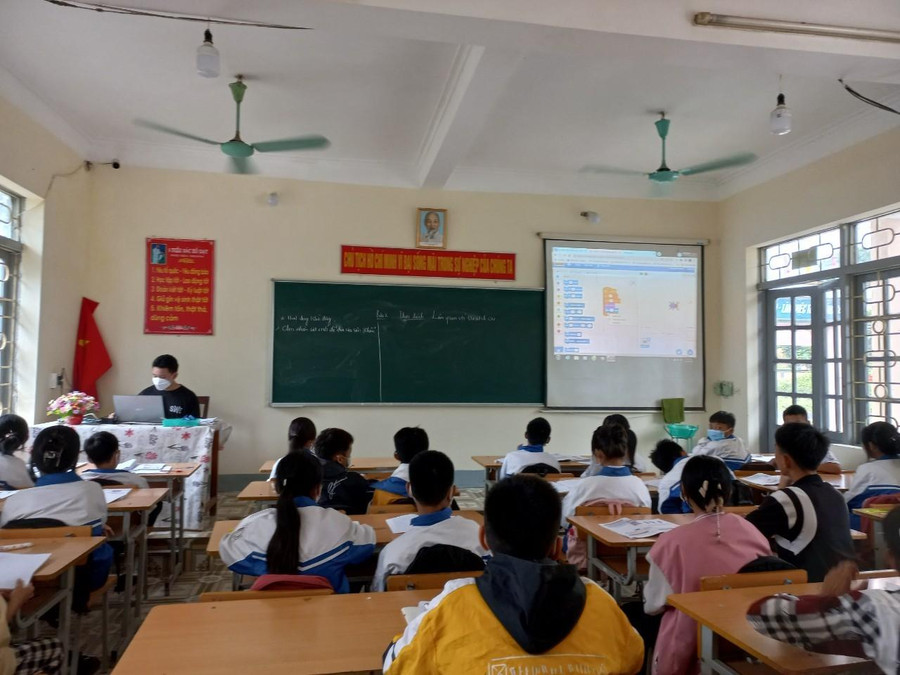 Học sinh thực hành tiết dạy có ứng dụng công nghệ thông tin. Học sinh thực hành tiết dạy có ứng dụng công nghệ thông tin.