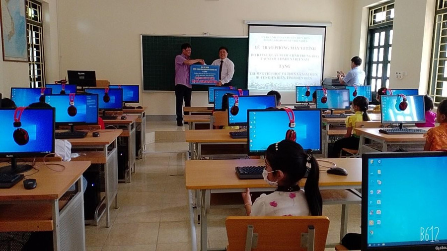 Tiếp nhận quà từ đơn vị thiện nguyện trao tặng.