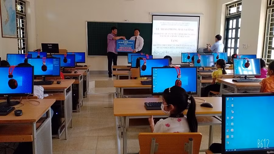 Tiếp nhận quà từ đơn vị thiện nguyện trao tặng.