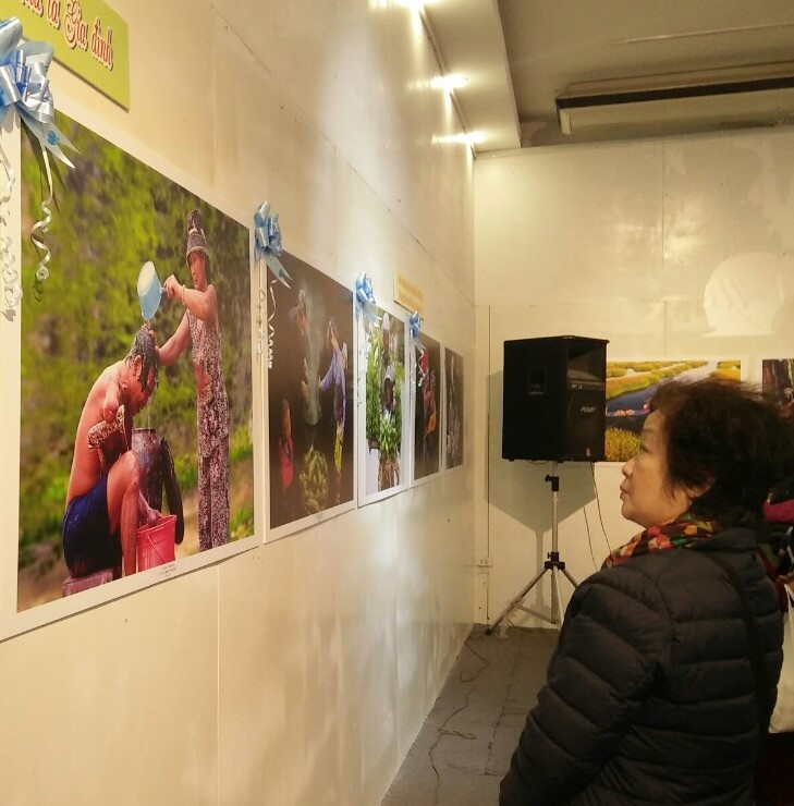 Tác phẩm "Tình già" thu hút sự quan tâm của công chúng. Ảnh: Bình Thanh.