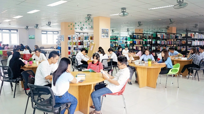 Trong thư viện. Ảnh: INT Trong thư viện. Ảnh: INT