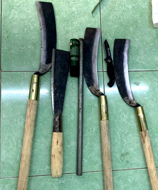 Cảnh sát hình sự bắn thủng lốp ô tô, trấn áp nhóm côn đồ manh động - 4 Cảnh sát hình sự bắn thủng lốp ô tô, trấn áp nhóm côn đồ manh động - 4
