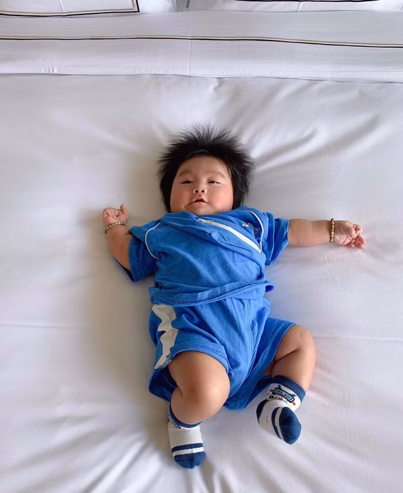 Bé Luiz khi mới sinh ra đã có mái tóc vô cùng 