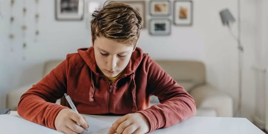 Sẽ rất hữu ích khi tạo sự tách biệt giữa không gian học tập và không gian ngủ trong phòng riêng của con. (Ảnh: ITN). Sẽ rất hữu ích khi tạo sự tách biệt giữa không gian học tập và không gian ngủ trong phòng riêng của con. (Ảnh: ITN).